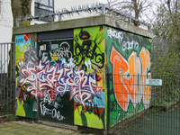 848309 Afbeelding van graffiti op het elektriciteitshuisje bij het speelterrein op de hoek van de Hendrik Tollenstraat ...